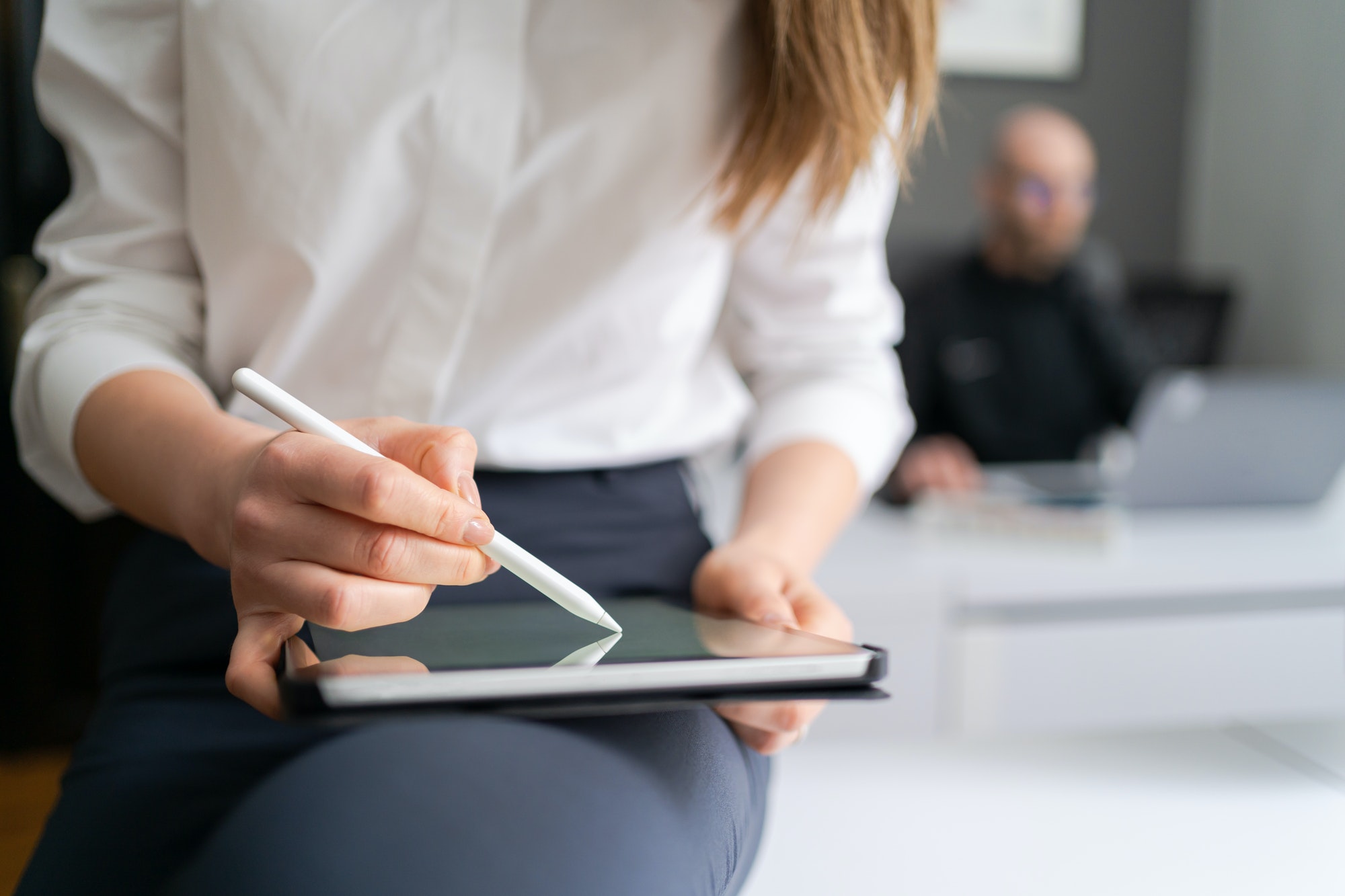 Young woman hands holding a digital tablet in the hands